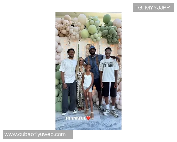 布莱斯分享詹姆斯全家福感恩瞬间幸福洋溢温馨家庭时光