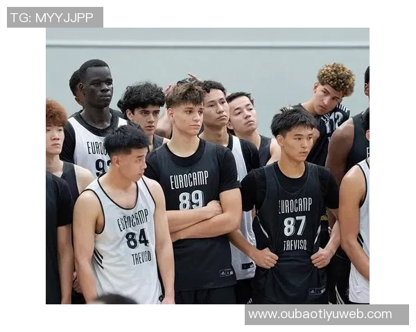 林葳在俄勒冈大学积极训练与队友们共同参与团建活动展现团队精神