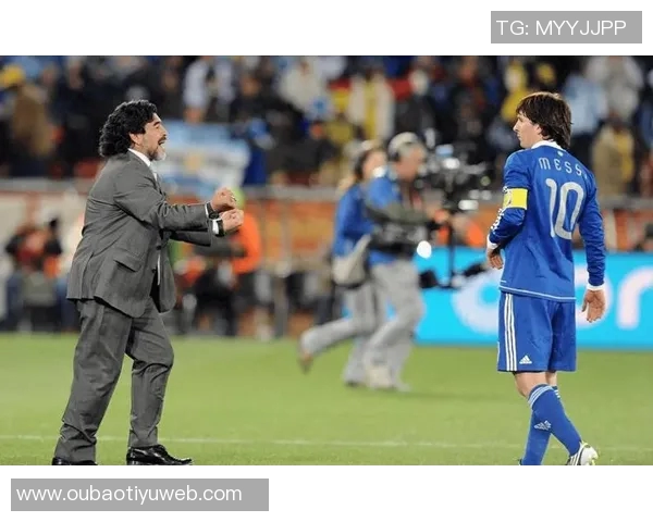 波多黎各歌手洋基老爹亲临阿根廷训练营与梅西等球员亲密合影